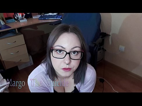 ❤️ Seksīga meitene ar brillēm sūc dildo dziļi kamerā ️ Domātais porno pie mums